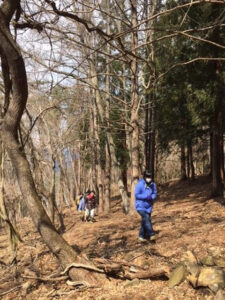 まずは地域の山林をみなさんと森林散策