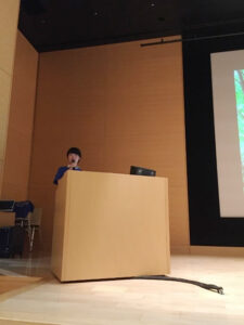 「森林と健康 シンポジウム」第一部司会：徳田友紀さん（東京農業大学・森林総合科学科3年）